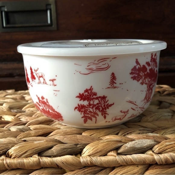 Grace Pantry fine porcelain red winter scene vented covered bowl in size small - Picture 1 of 6